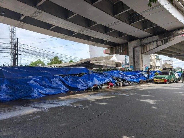 Tumpukan sampah di Kolong Flayover Ciputat. Foto: Ist