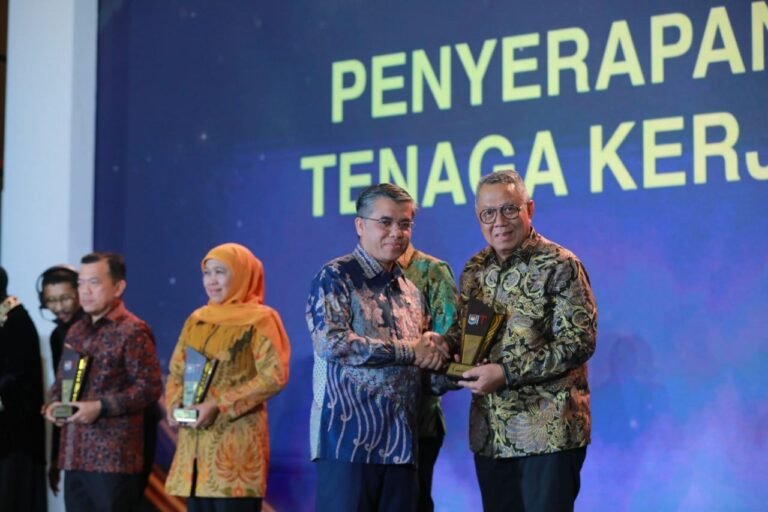 Wali Kota Tangerang Selatan Benyamin Davnie menerima penghargaan dari Kemendagri atas keberhasilan menekan tingkat pengangguran terbuka di wilayahnya, Jakarta, Senin (1/12/2025). (Foto: Dok. Kominfo & Humas Pemkot Tangsel)