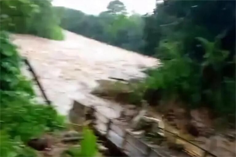 adan Penanggulangan Bencana Daerah Kabupaten Sukabumi melaporkan bencana longsor dan banjir menimpa sembilan kecamatan dan petugas gabungan sedang melakukan upaya penanggulangan dan memberikan bantuan. ANTARA/HO-BPBD Kab Sukabumi.