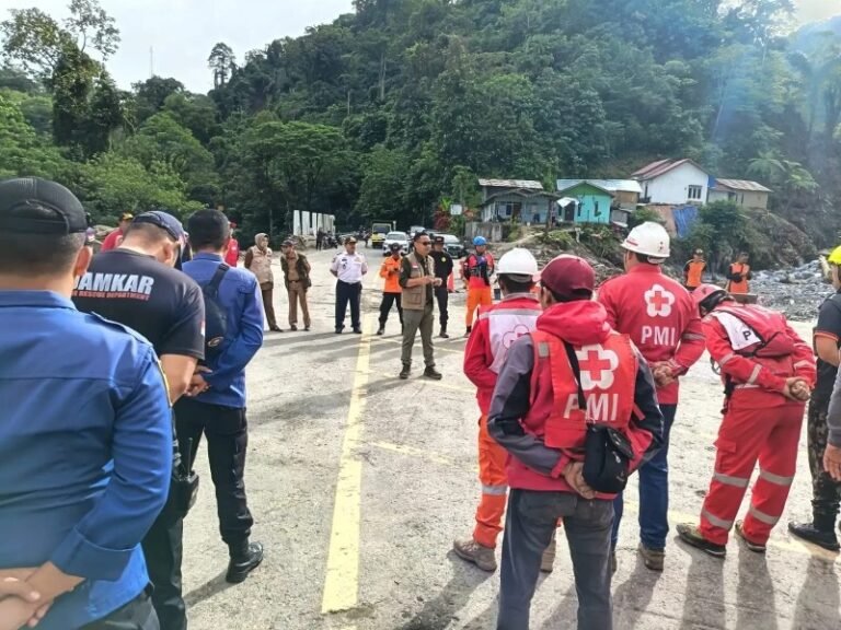 pel pagi sebelum operasi pencarian korban bencana Sumatra di Kota Padang Panjang, Rabu (9/12/2025). Foto: BNPB