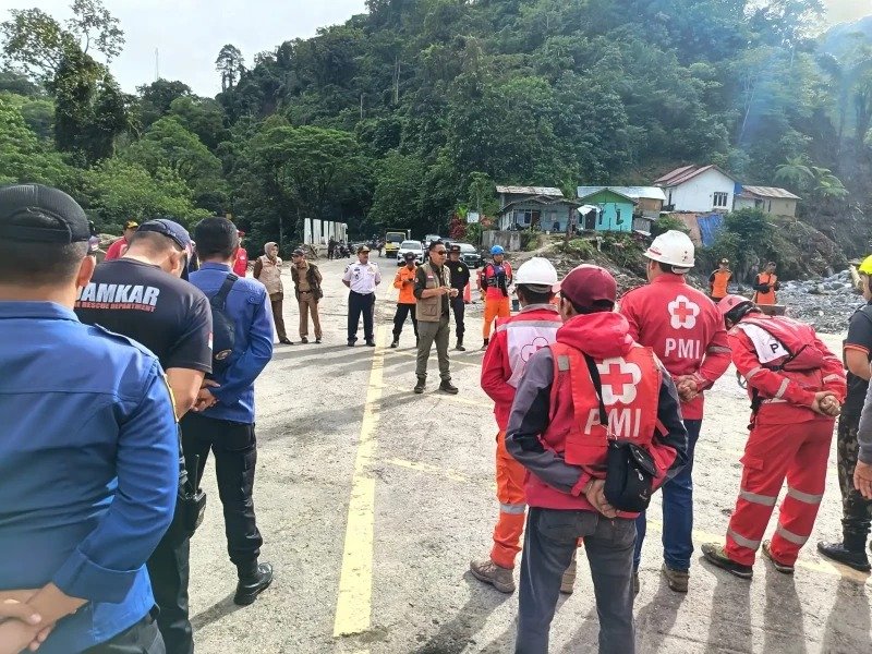 pel pagi sebelum operasi pencarian korban bencana Sumatra di Kota Padang Panjang, Rabu (9/12/2025). Foto: BNPB