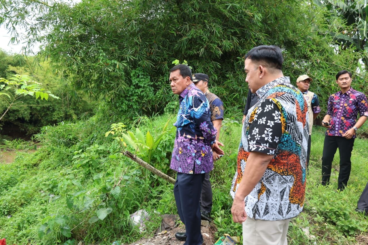 Bupati Tangerang Moch. Maesyal Rasyid meninjau lokasi tanah longsor di sempadan Sungai Cidurian yang berada di Kampung Salapajang, Desa Carenang, Kecamatan Cisoka, Kamis, (8/1/26).
