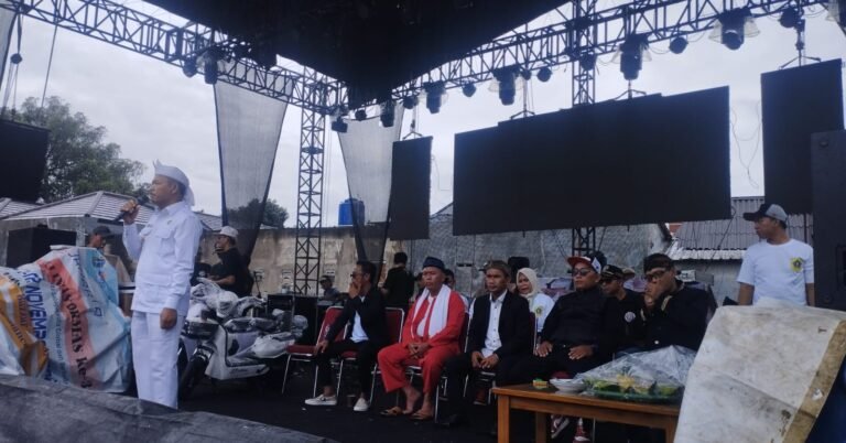 Kades Rawa Kalong, H. Wardi saat memberikan sambutan pada acara puncak peringatan hari jadi ke- 83 desa Rawa Kalong di lapangan Siliwangi, Sabtu (3/1/2026). Foto: Dok. monitorupdate.com