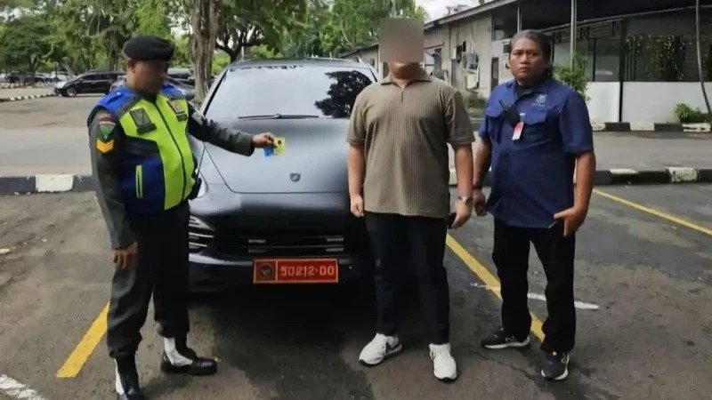 Porsche Cayenne Berpelat Dinas Kemhan Ternyata Palsu, Kemhan: Bukan Kendaraan Inventaris