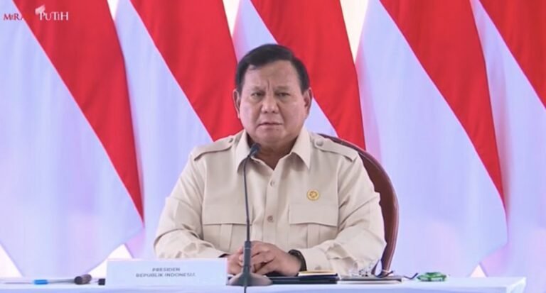 Presiden Prabowo Subianto menggelar rapat terbatas di Aceh Tamiang, Kamis (1/1/2026). Foto: Sekretariat Presiden
