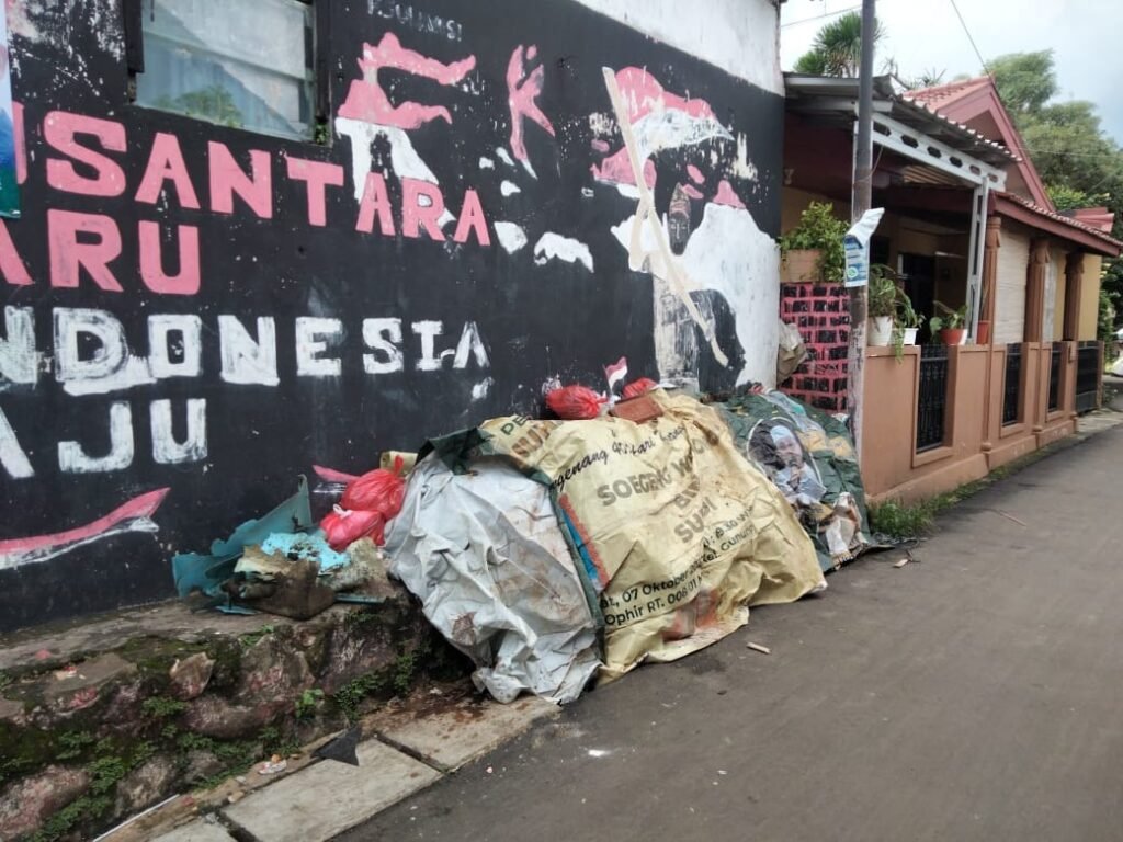 Tumpukan sampah di kawasan pemukiman warga di wilayah Pondok Cabe Ilir, Pamulang, Tangsel, Kamis (1/1/2026) Foto: Dok. MonitorUpdate.com