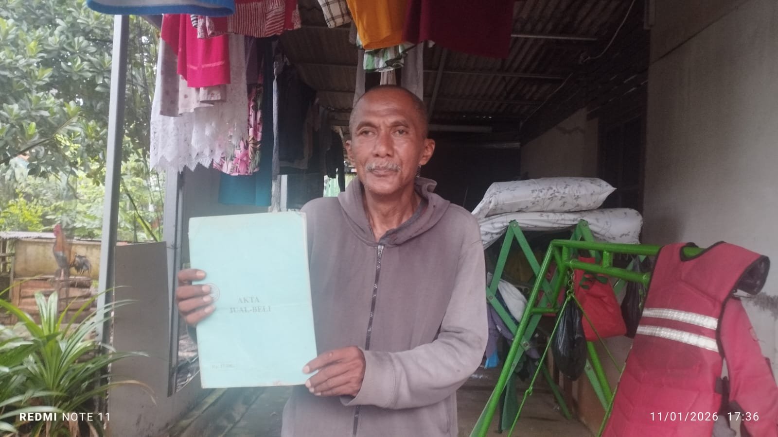 Thamrin (59), warga Kampung Cibarengkok RT 05 RW 03, Desa Pengasinan, Kecamatan Gunung Sindur, Kabupaten Bogor, untuk meningkatkan status kepemilikan tanahnya menjadi Sertifikat Hak Milik (SHM) hingga kini belum menemui titik terang (Foto.Dok. MonitorUpdate.com)