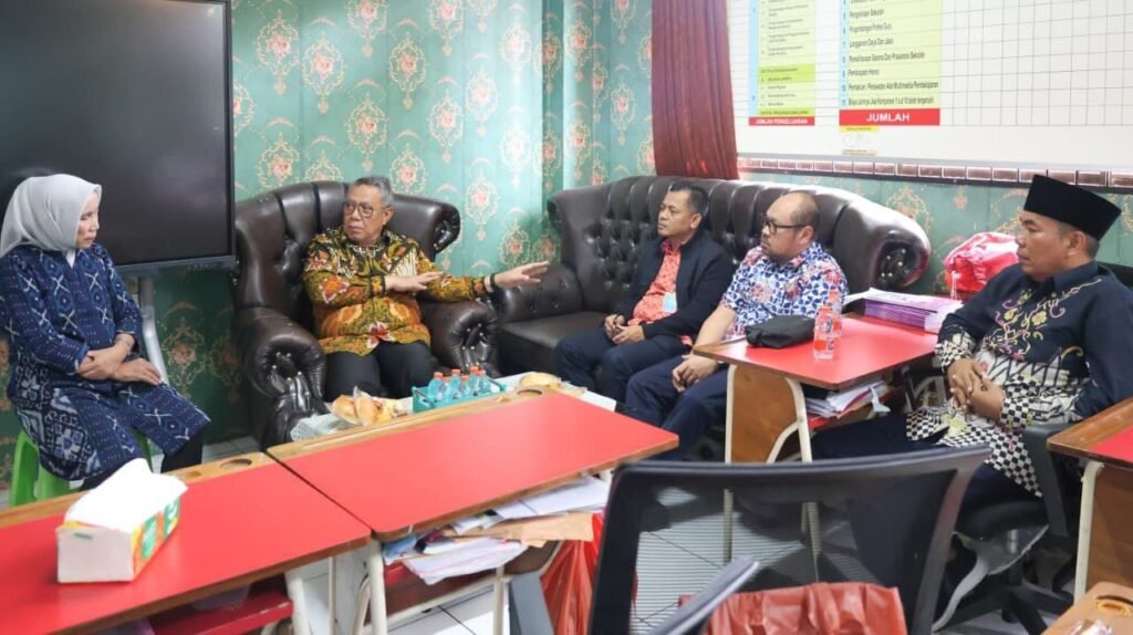 Wali Kota Tangerang Selatan (Tangsel), Benyamin Davnie mengunjungi SDN Rawabuntu 01, Kamis (22/01/2026).