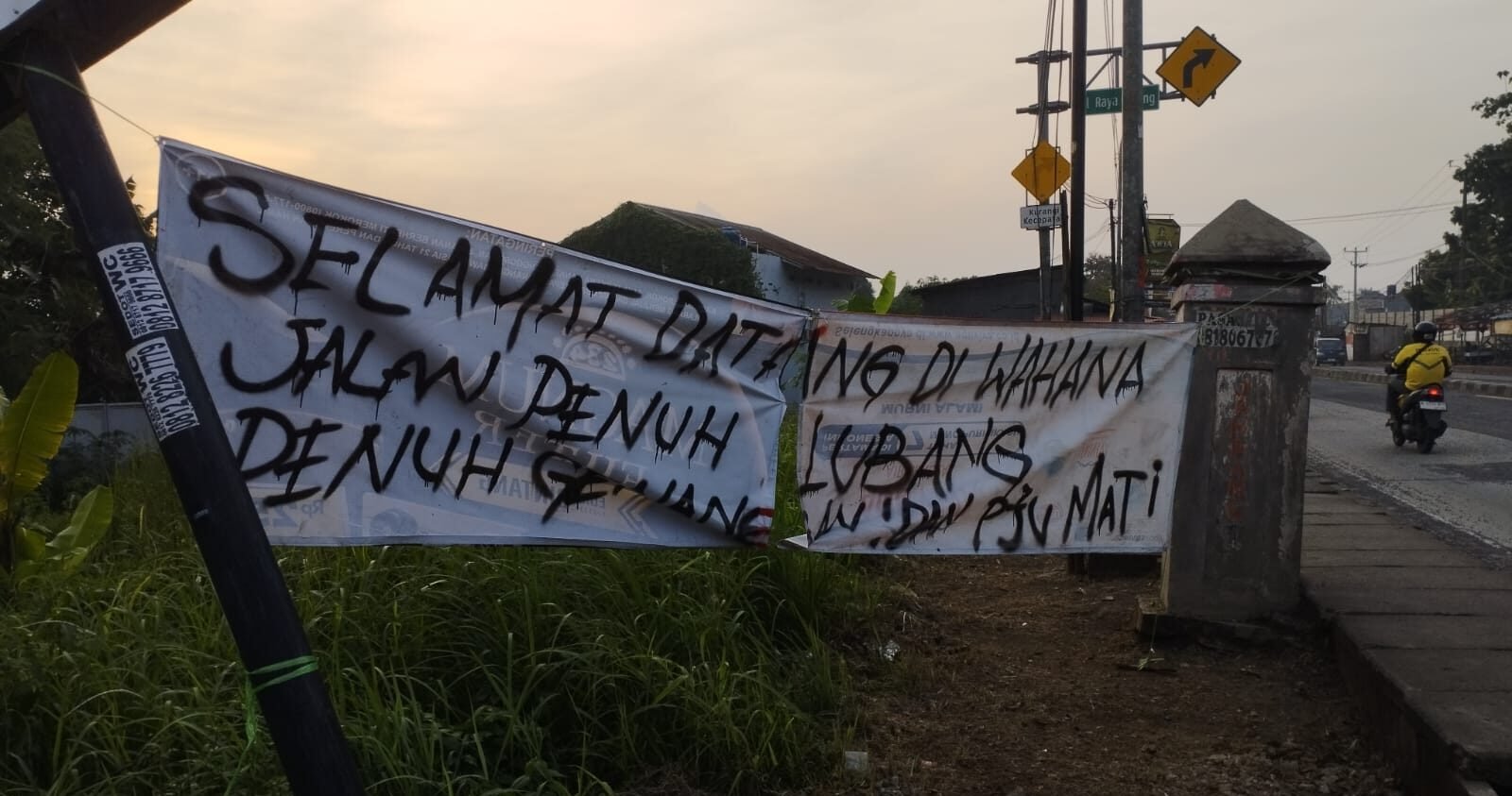 Bentuk protes warga Bogor atas kondisi jalan rusak dengan memasang spanduk sindiran pedas kepada pemerintah. (Foto: Dok. MonitorUpdate.com).