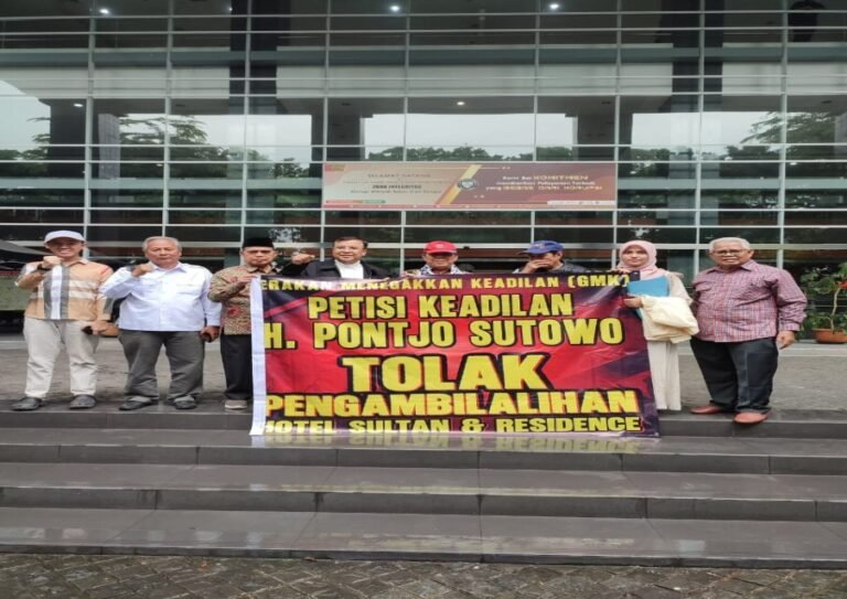 Foto: Aliansi Gerakan Menegakkan Keadilan (A-GMK) Universitas PTIQ) mendatangi Pengadilan Jakarta Pusat untuk memprotes pengosongan Hotel Sultan