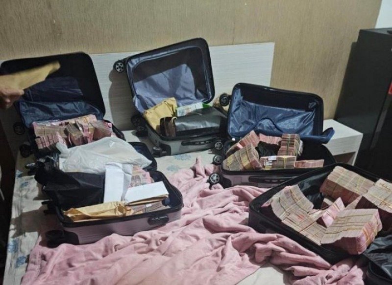 Penampakan lima koper berisi uang Rp5 miliar yang disita KPK saat melakukan penggeledahan di Ciputat. Foto: Istimewa