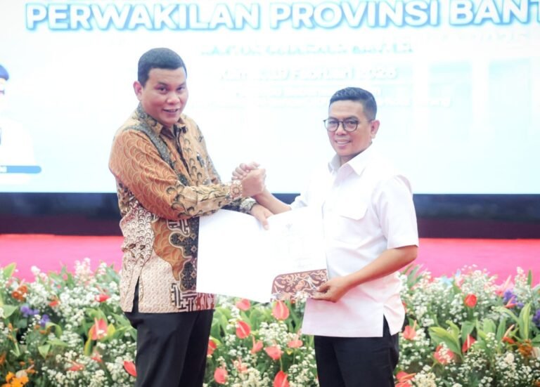 Gubernur Banten Andra Soni saat bersalaman dengan Kepala BPK Perwakilan Banten Firman Nurcahyadi di Pendopo Gubernur Banten, Kawasan Pusat Pemerintahan Provinsi Banten (KP3B), Kota Serang, Kamis (19/2/2026). Foto: Biro Adpimpro Banten