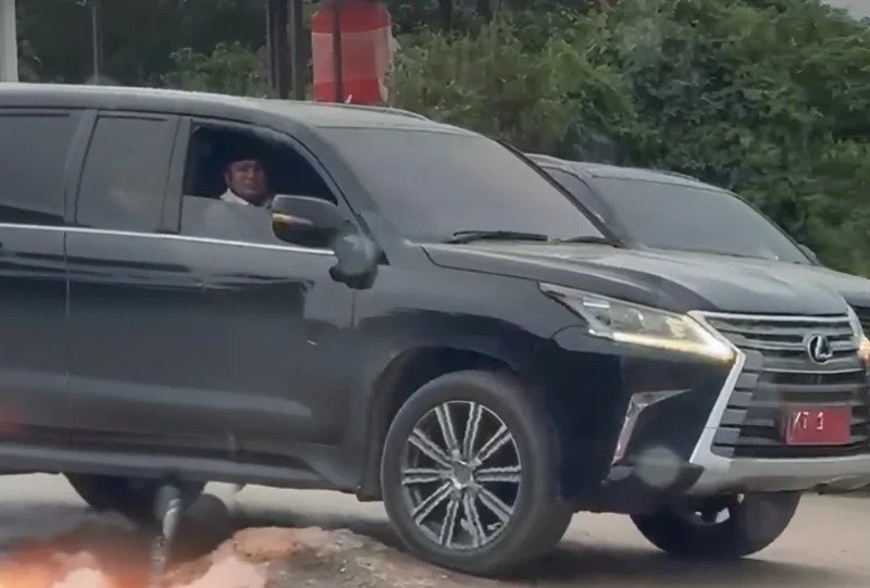 Gubernur Kaltim Rudy Mas'ud saat meninjau jalan rusak di Kubar. Foto: Instagram/@pemprov_kaltim