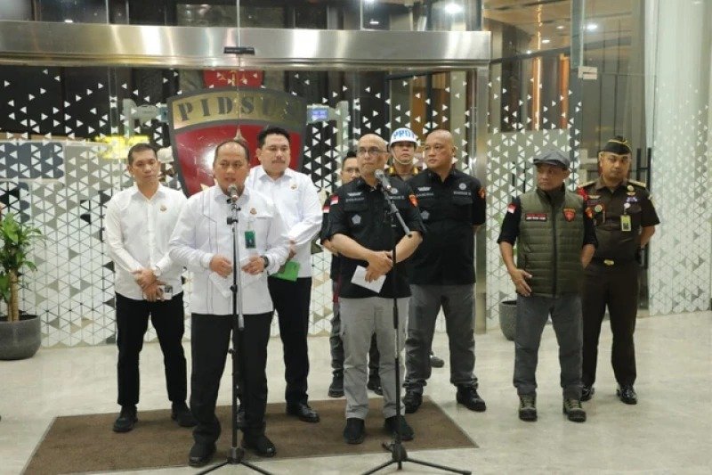 Kejaksaan Agung mengumumkan penetapan tersangka korupsi ekspor limbah sawit. Foto: Dok. Kejagung