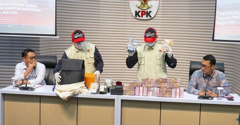 Petugas KPK menunjukkan barang bukti berupa uang tunai dan logam mulia terkait dugaan tindak pidana korupsi di DJBC dalam perkara suap importasi. Foto: dok. kpk