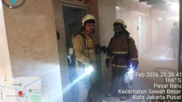Petugas damkar berada di ruang server Masjid Istiqlal. Foto: dok Damkar DKI