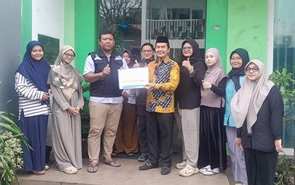 Ketua Umum Pengurus Besar Al Jam’iyatul Washliyah (PB Al Washliyah), Dr.KH.Masyhuril Khamis, SH,MM (batik motif kuning) menerima secara simbolis zakat PT Herfinta Fam & Plantation . Foto: Istimewa