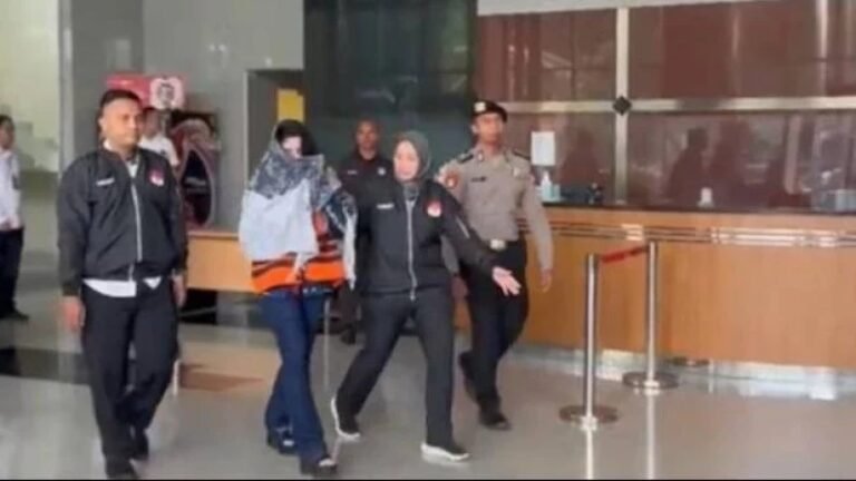 Bupati Pekalongan Fadia Arafiq saat dibawa menuju mobil tahanan KPK, Rabu (4/3/2026). Foto: dok.ist