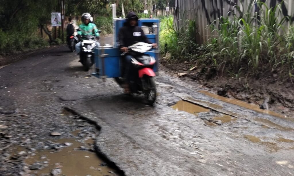 Jalan Desa Pengasinan, Kecamatan Gunung Sindur salah satu contoh kondisi jalan rusak milik Kabupaten Bogor yang dibiarkan tanpa ada perbaikan serius (Foto.dok. MonitorUpdate.com)