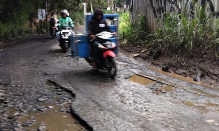 Jalan Desa Pengasinan, Kecamatan Gunung Sindur salah satu contoh kondisi jalan rusak milik Kabupaten Bogor yang dibiarkan tanpa ada perbaikan serius (Foto.dok. MonitorUpdate.com)