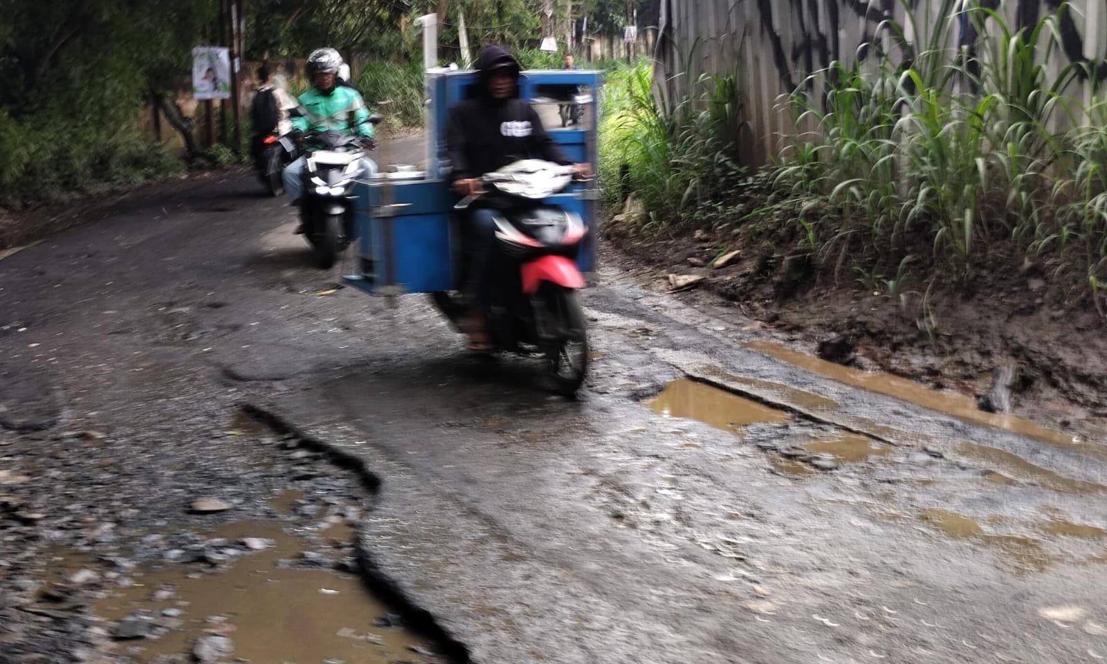 Rp24 Miliar Setahun untuk Tunjangan DPRD Kabupaten Bogor: Setara Perbaikan Puluhan Kilometer Jalan Desa
