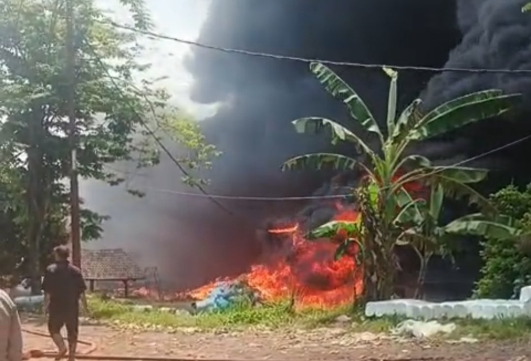 Insiden kebakaran melanda sebuah pabrik reparasi helm di Kampung Nawing, RT 01/RW 03, Desa Sukamulya, Kecamatan Rumpin, Kabupaten Bogor, pada Senin (30/3/2026)