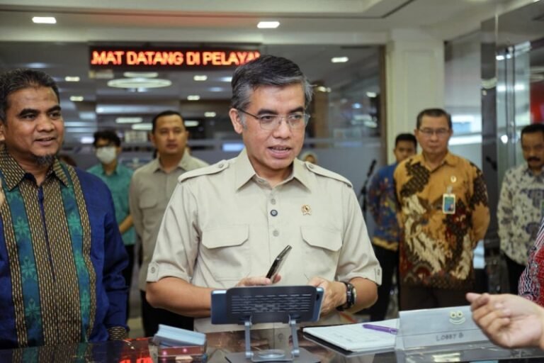 Menaker Yassierli meninjau langsung Posko THR dan BHR Keagamaan Tahun 2026. Foto: Humas Menaker