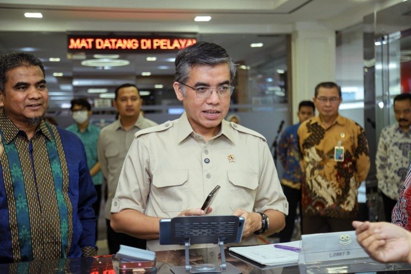 Menaker Yassierli meninjau langsung Posko THR dan BHR Keagamaan Tahun 2026. Foto: Humas Menaker