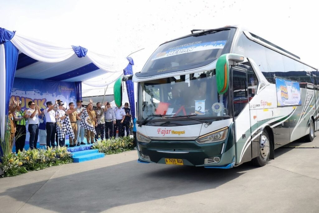 Pemerintah Kota Tangerang Selatan bersama Kementerian Perhubungan Republik Indonesia resmi melepas peserta program mudik gratis Angkutan Lebaran 2026 dari Terminal Pondok Cabe, Pamulang, Senin (16/3/2026). (Foto: Dok. Kominfo & Humas Pemkot Tangsel)