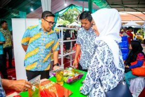 Wakil Wali Kota Tangsel, Pilar Saga Ichsan, saat meninjau kegiatan Bazar Ramadan 1447 H di Kecamatan Serpong Utara, Kamis, 5 Maret 2026. Foto: dok. Kominfo & Humas Pemkot Tangsel