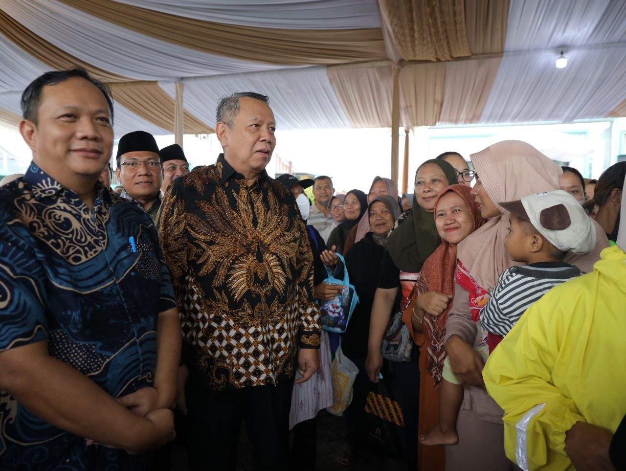 Wali Kota Tangsel, Benyamin Davnie, saat meninjau kegiatan Bazar Ramadan 1447 H di Kecamatan Pondok Aren, Kamis, 5 Maret 2026. Foto: dok. Kominfo & Humas Pemkot Tangsel