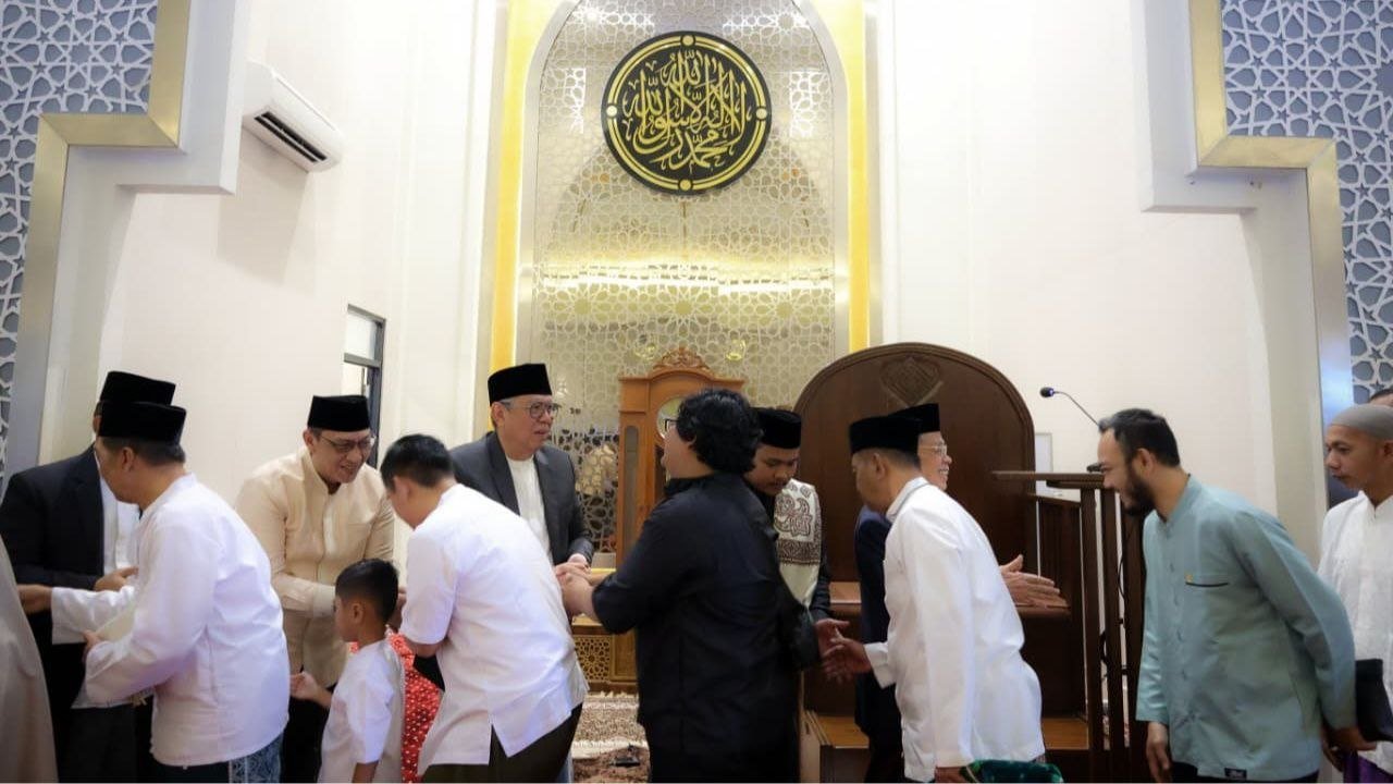 Wali Kota Tangerang Selatan (Tangsel) Benyamin Davnie didampingi Sekretaris Daerah (Sekda) Bambang Noertjahjo mengajak masyarakat memperkuat silaturahmi dan ukhuwah dalam momentum Hari Raya Idulfitri 1447 Hijriah/2026 M