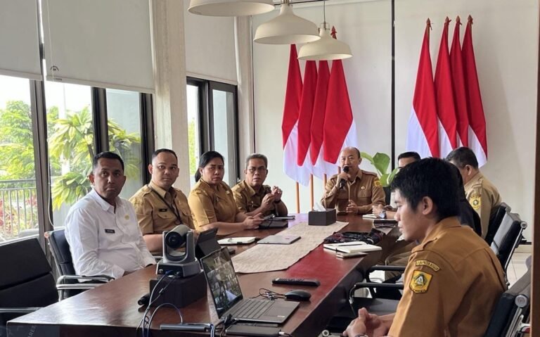 Rapat koordinasi penanganan sampah bersama camat dan kepala desa secara langsung maupun melalui Zoom, Senin (9/3/2026). (Foto: Ist)