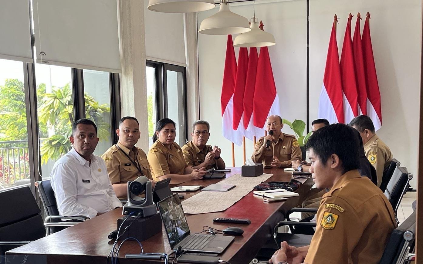 Rapat koordinasi penanganan sampah bersama camat dan kepala desa secara langsung maupun melalui Zoom, Senin (9/3/2026). (Foto: Ist)