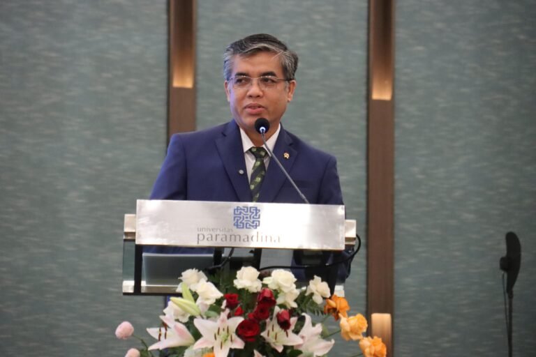 Menteri Ketenagakerjaan Yassierli saat menyampaikan orasi ilmiah pada Wisuda ke-44 Universitas Paramadina yang digelar di kawasan TMII, Jakarta, Sabtu (25/4/2026). Foto: Istimewa