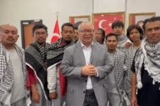 9 WNI saat berada di Istanbul Turkiye, Kamis (21/5/2026) waktu setempat. Foto: Akun Instagram Menlu RI Sugiono