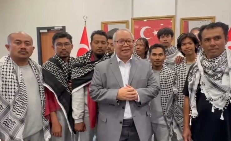 9 WNI saat berada di Istanbul Turkiye, Kamis (21/5/2026) waktu setempat. Foto: Akun Instagram Menlu RI Sugiono