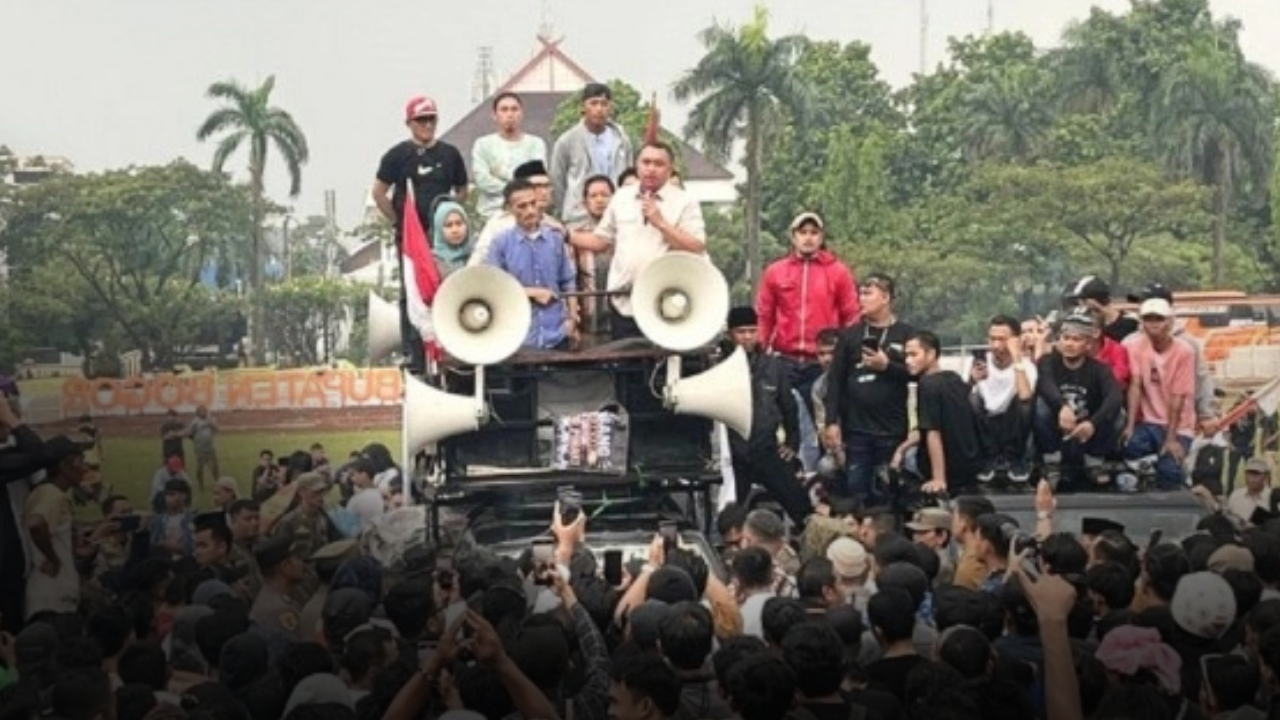 Demo warga Bogor Barat yang mendapat dukungan Bupati Bogor, Rudy Susmanto untuk membuka kembali jalur tambang. (Foto: Ist)
