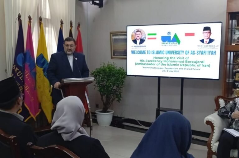 Duta Besar Iran untuk Indonesia, Mohammad Boroujerdi saat menyampaikan kuliah umum internasional yang digelar Lembaga Kajian Islam dan Timur Tengah (LEMKITT) UIA yang mengangkat tema “Dinamika Kontemporer Iran: Mendorong Dialog, Kerja Sama, dan Masa Depan Bersama.” Jakarta, 6 Mei 2026. Foto: Istimewa