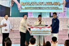 Presiden Prabowo Subianto menyaksikan langsung penyerahan denda administratif sebesar Rp10.270.051.886.464 dan lahan kawasan hutan seluas 2.373.171,75 hektare dalam acara yang digelar di kompleks Kejaksaan Agung Republik Indonesia, Jakarta, pada Rabu, 13 Mei 2026. (Sumber Foto: BPMI Setpres/PP)
