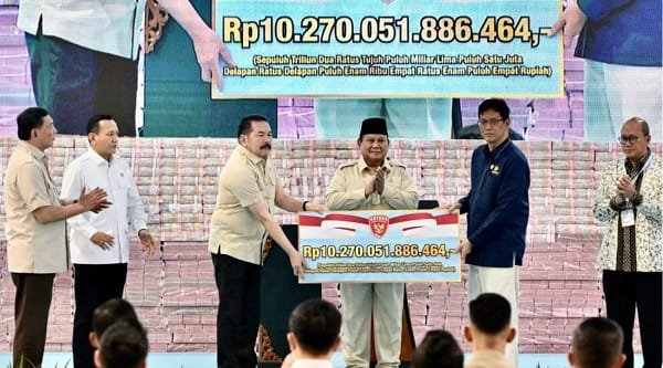 Presiden Prabowo Subianto menyaksikan langsung penyerahan denda administratif sebesar Rp10.270.051.886.464 dan lahan kawasan hutan seluas 2.373.171,75 hektare dalam acara yang digelar di kompleks Kejaksaan Agung Republik Indonesia, Jakarta, pada Rabu, 13 Mei 2026. (Sumber Foto: BPMI Setpres/PP)