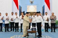 Presiden RI Prabowo Subianto menerima 10 buku laporan hasil kerja KPRP. (Foto: Laily Rachev/BPMI Setpres)