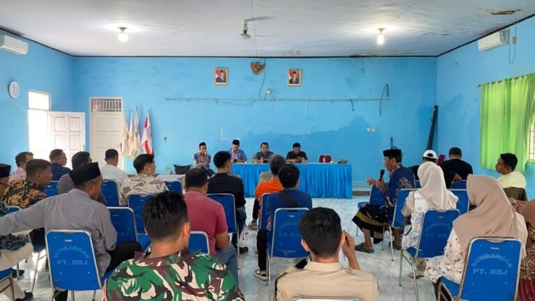 Rapat warga Desa Margagiri bersama DLH Kabupaten Serang yang menolak keberadaan PT Dadi Carbontex Indonesia karena diduga melanggar izin kelayakan lingkungan, Rabu(22/4/2026) . (Foto:Ist)