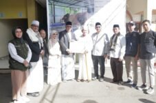 Wali Kota Tangsel, Benyamin Davnie menyerahkan bantuan sapi kurban dari Presiden Prabowo kepada warga Tangsel, Rabu (27/05/2026). (Foto: Ist)