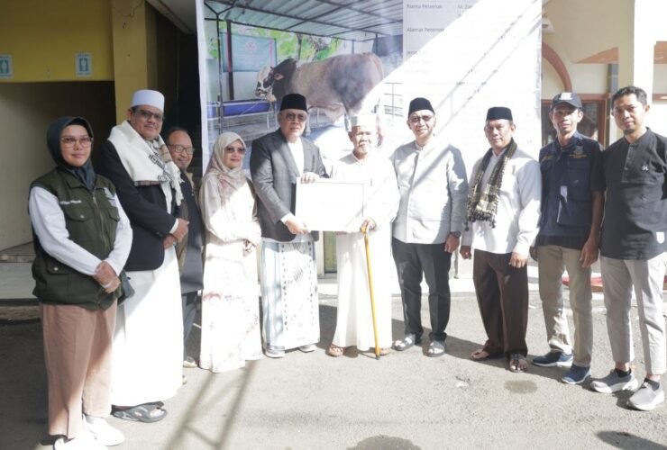 Wali Kota Tangsel, Benyamin Davnie menyerahkan bantuan sapi kurban dari Presiden Prabowo kepada warga Tangsel, Rabu (27/05/2026). (Foto: Ist)