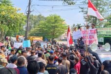 Kepala Badan Pertanahan Nasional (BPN) Kota Tangerang Selatan, Seto Apriyadi, menemui langsung ratusan warga Situ Rompong, Kelurahan Cempaka Putih, Kecamatan Ciputat Timur, yang menggelar aksi unjuk rasa di Kantor BPN Tangsel., Kamis (11/6/2026)