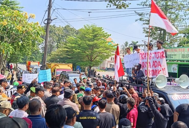 Kepala Badan Pertanahan Nasional (BPN) Kota Tangerang Selatan, Seto Apriyadi, menemui langsung ratusan warga Situ Rompong, Kelurahan Cempaka Putih, Kecamatan Ciputat Timur, yang menggelar aksi unjuk rasa di Kantor BPN Tangsel., Kamis (11/6/2026)