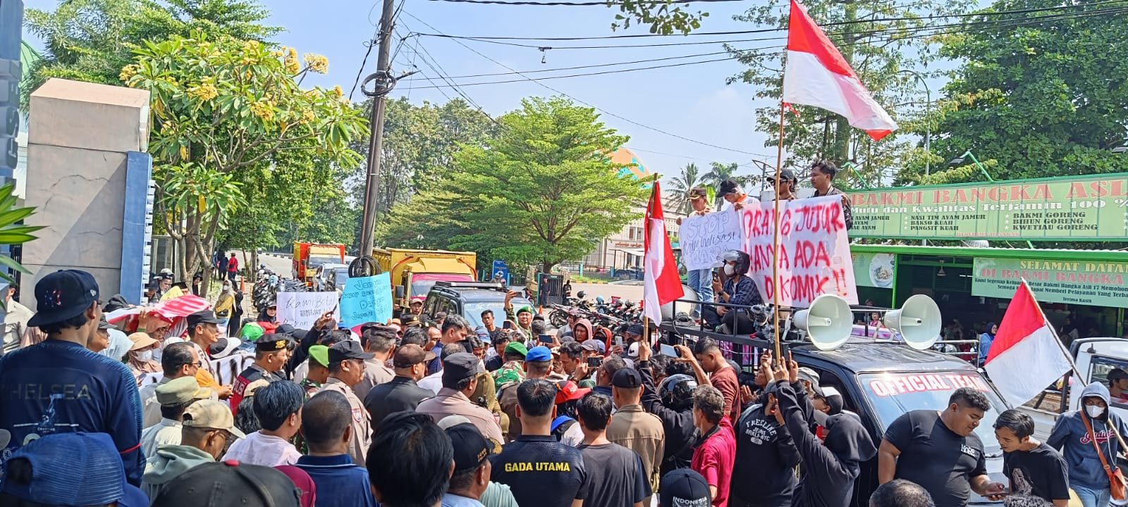 Kepala Badan Pertanahan Nasional (BPN) Kota Tangerang Selatan, Seto Apriyadi, menemui langsung ratusan warga Situ Rompong, Kelurahan Cempaka Putih, Kecamatan Ciputat Timur, yang menggelar aksi unjuk rasa di Kantor BPN Tangsel., Kamis (11/6/2026)