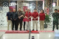 Direktur Penyidikan Jampidsus Kejagung, Syarief Sulaeman Nahdi dalam konferensi pers terkait kasus dugaan korupsi tata kelola MBG. Foto Puspenkum Kejagung.