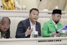 Anggota Komisi II DPR RI Mardani Ali Sera, saat Rapat Kerja, RDP, dan RDPU bersama Menteri PANRB, Mendagri, para Gubernur, serta perwakilan APKASI dan APEKSI di Ruang Rapat Komisi II, Gedung Nusantara DPR RI, Senayan, Jakarta, Senin (8/6/2026). Foto: Munchen/Karisma/dpr.go.id